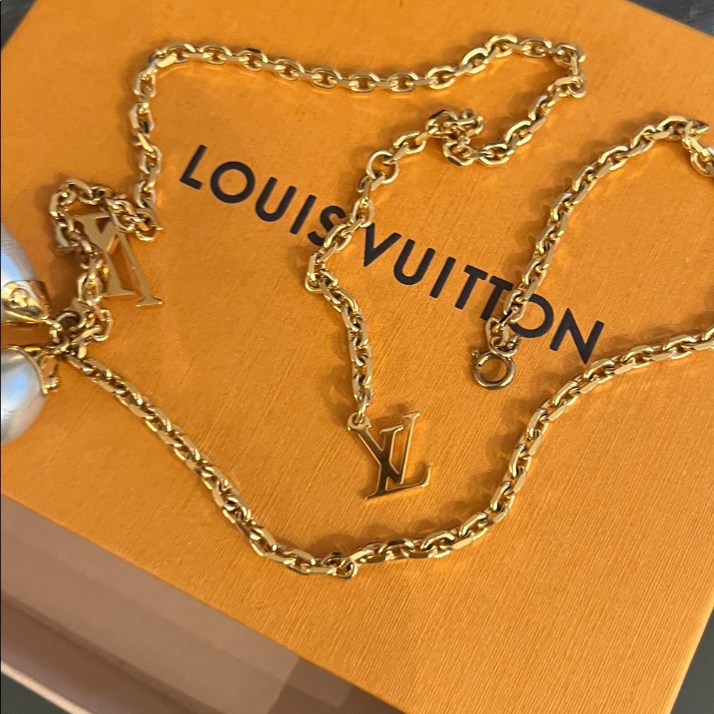 Louis Vuitton Gold-Tone Chain Necklace with Pearl Drop Charms - Picture 15 of 16